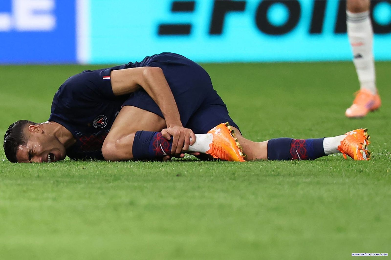 إصابة أشرف حكيمي تضرب المغرب قبل 6 أسابيع من كأس الأمم الأفريقية